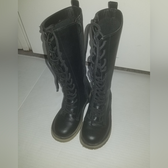 Girls Steve Madden Black Lace-Up Combat Boots - Picture 11 of 11